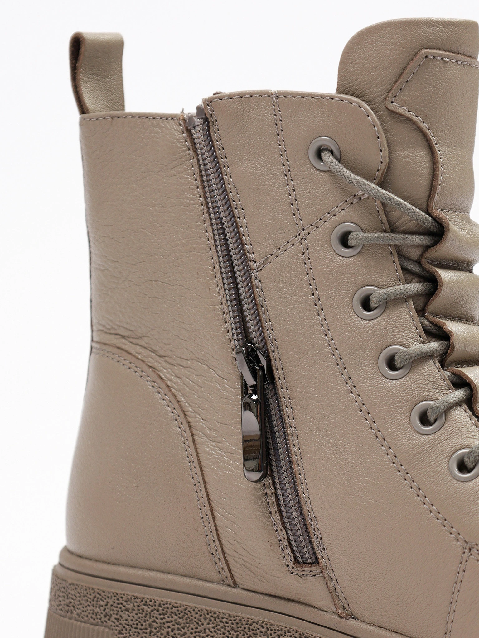 Ботинки бежевого цвета на средней платформе